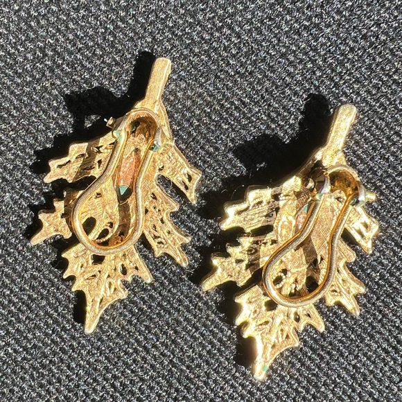 Vintage Gold Leaf Clip on Earrings with Green Stone - Picture 3 of 3